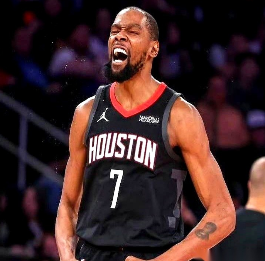 杜兰特的膝盖又亮红灯了，消息是刚从更衣室门口传出来的。
记者Dan Woike证