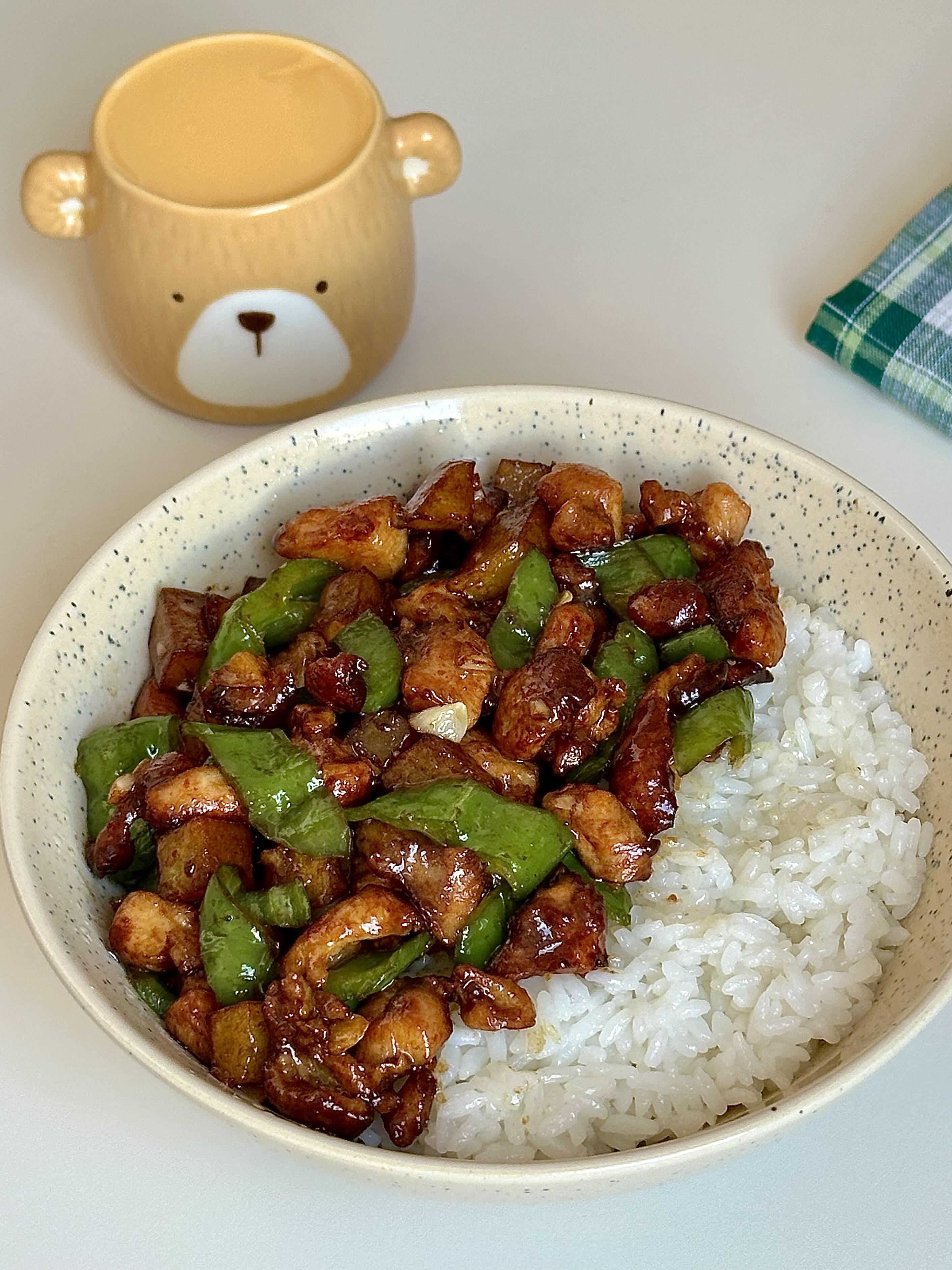 青椒小炒鸡，鸡肉外焦里嫩，香辣下饭
用鸡腿肉做的小炒肉，外焦里嫩，完全不柴！配着