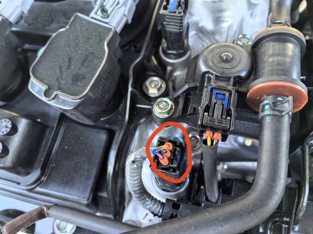 线居然裂开了，有没有懂得这是控制啥的线，自己打算买绝缘胶带粘一下