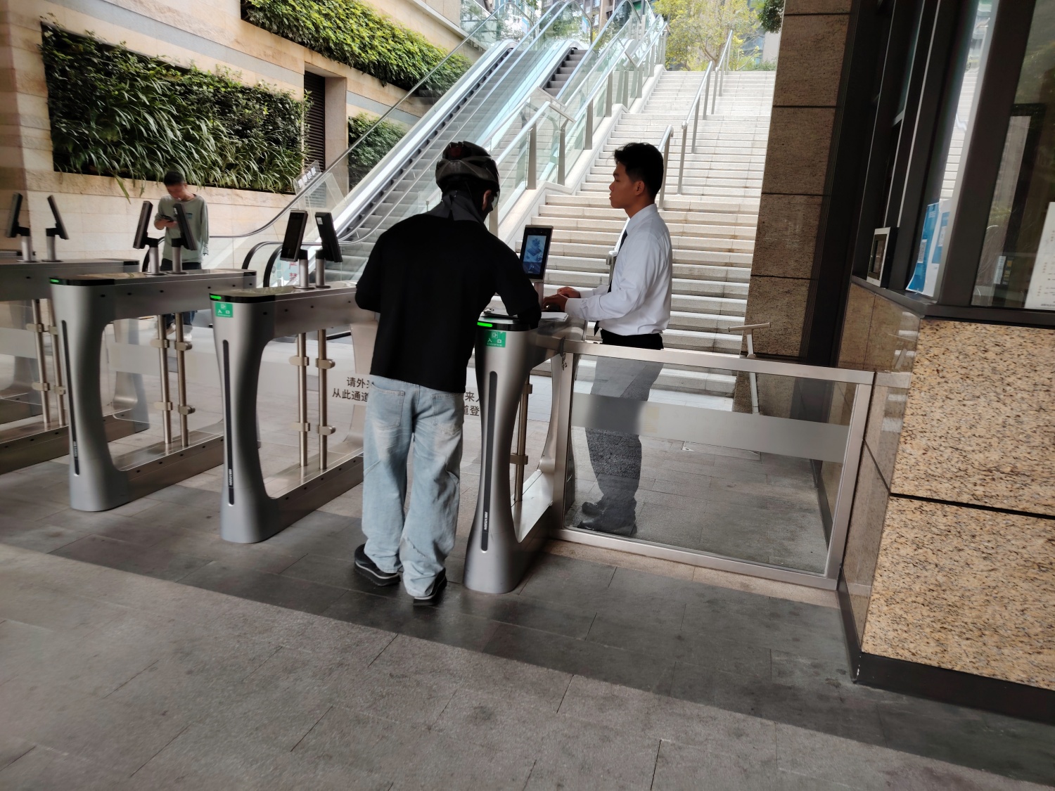 午高峰的时候，千万别接那种需要在大门口登记外卖员身份信息的小区的订单，太浪费时间