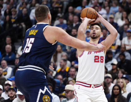 火箭93:129惨败掘金，美国著名篮球评论员疯狂嘲讽申京与其叫“小约基奇”，不如