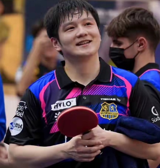 4月16日凌晨，樊振东在萨尔布吕肯主场迎来最后一舞，德甲第21轮对阵云达不莱梅，