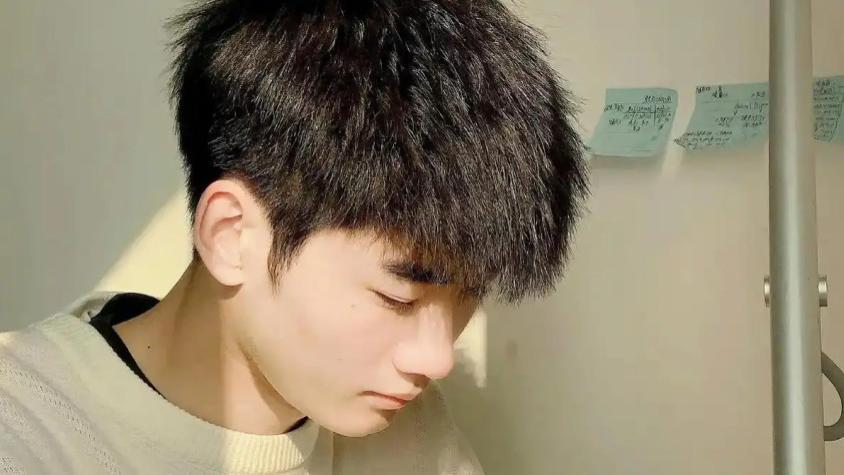 他是国乒的直板长胶第一人，担任过王曼昱陪练，姓氏在全国也罕见