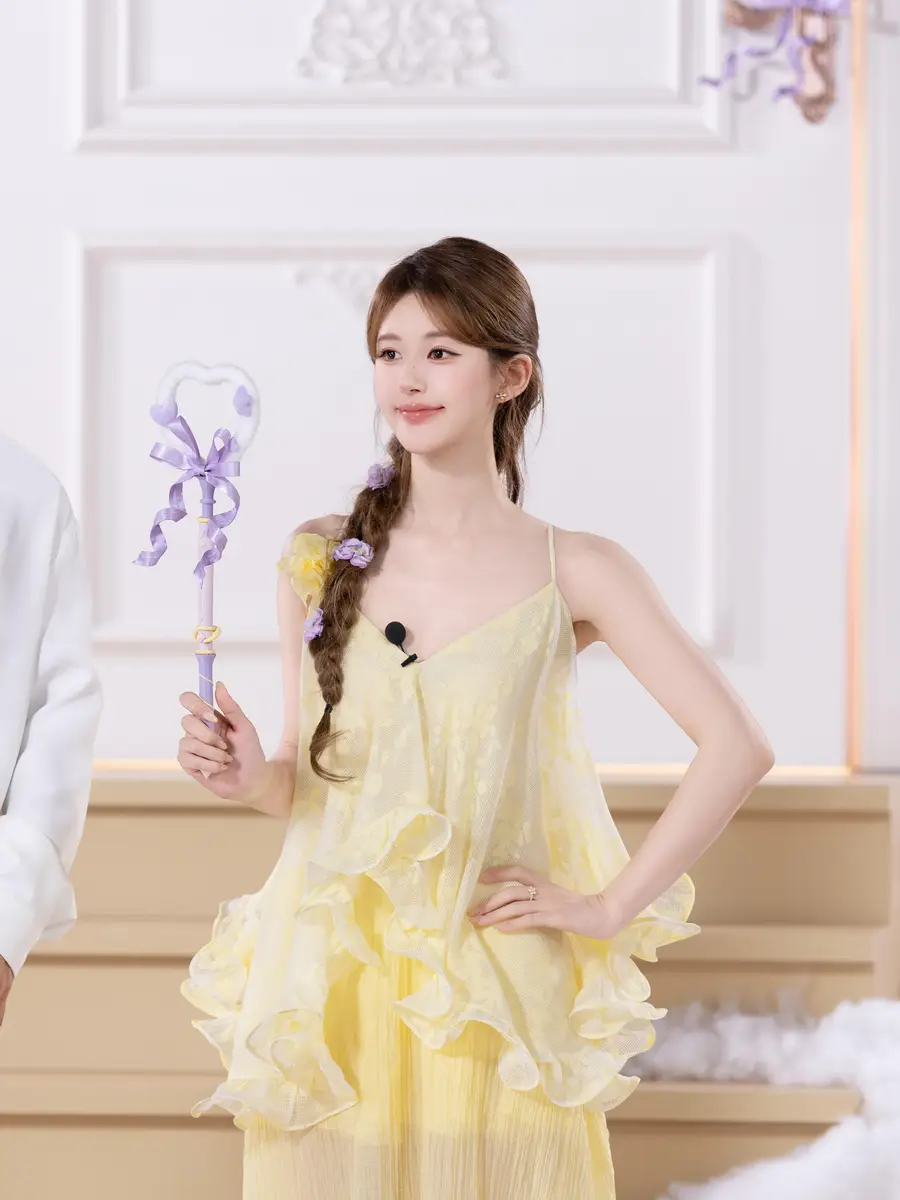 赵露思扎单麻花辫甜美可人 俏皮wink笑容清甜好少女