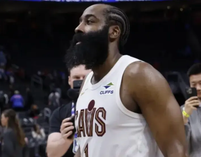 NBA季后赛G7，骑士对阵活塞。骑士主帅阿特金森接受了记者采访，谈到了詹姆斯-哈