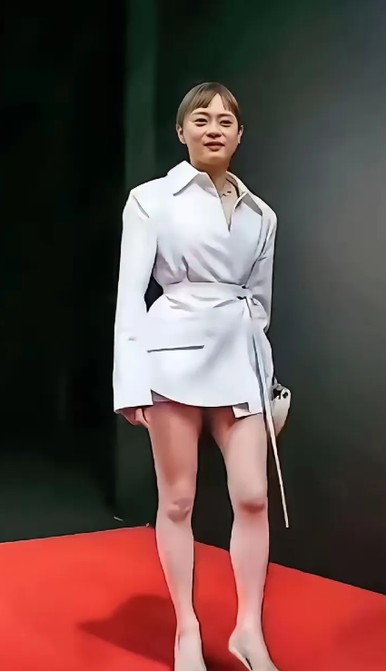 孙俪这个年龄，还留这种发型，这种穿衣风格真是太拉胯了！