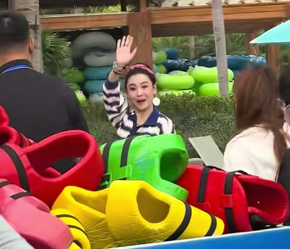 40岁张柏芝抱海豚蹦跳皮肤透光
网友：愁容是皱纹，快乐才是冻龄。
张柏芝近日在三