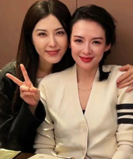 章子怡在社交平台上发文，分享了一张与老同学曾黎的“贴脸合影”，并配文称：“老同学