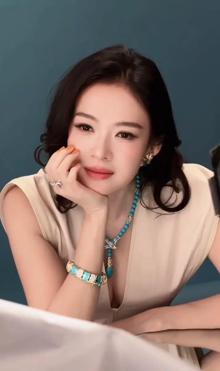 章子怡最新花絮美照曝光！穿深V装展露性感好身材