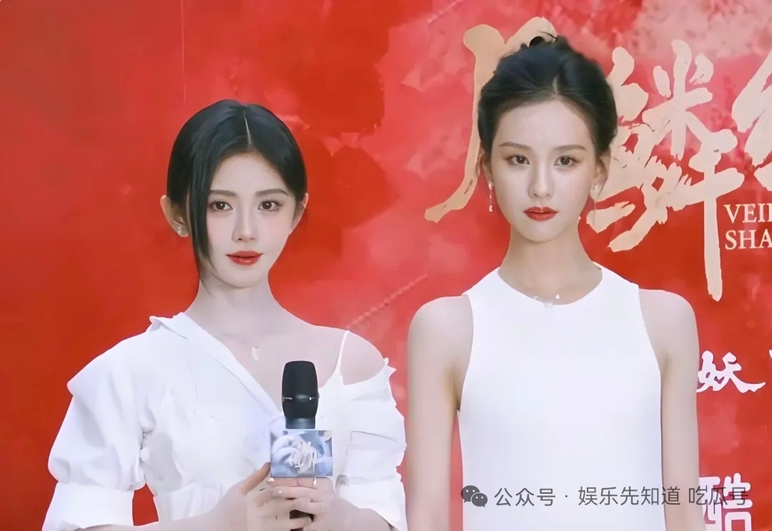 鞠婧祎和陈都灵同框合影，两人尝试做“比心”动作但就是不默契