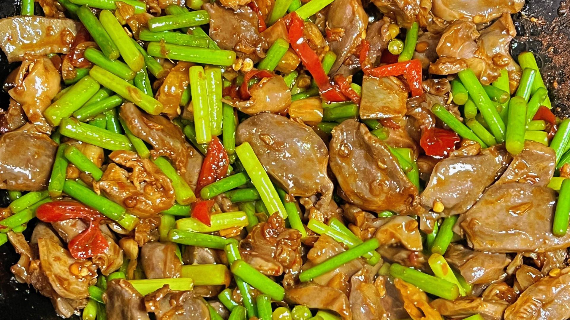 泡椒蒜苔郡肝儿：川味小炒的脆爽江湖