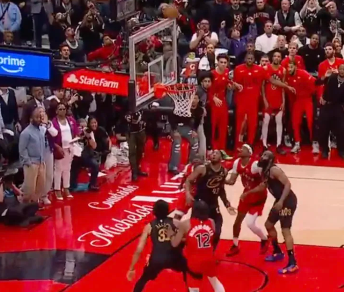 NBA季后赛，猛龙主场112-110击败骑士。
加时赛最后时刻，巴雷特三分超高弹
