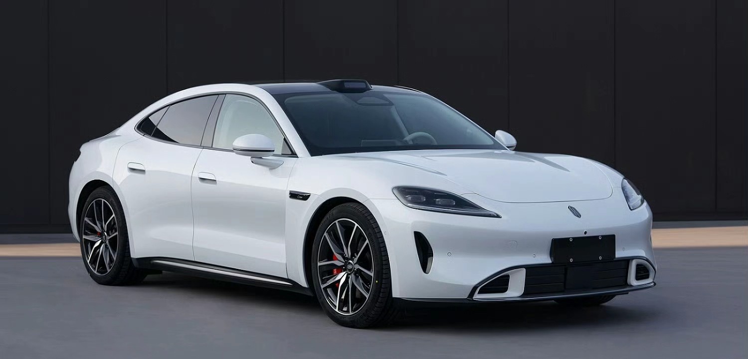 左边是21.99万元的新一代小米SU7，右边是24.99万元的尚界Z7。同样都是