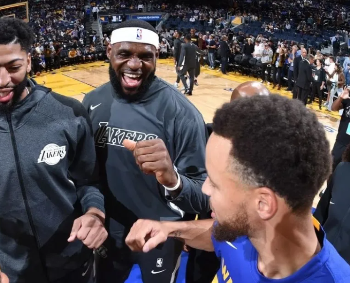 ESPN记者Shams Charania报道：
勇士目前认为，除非通过交易得到安