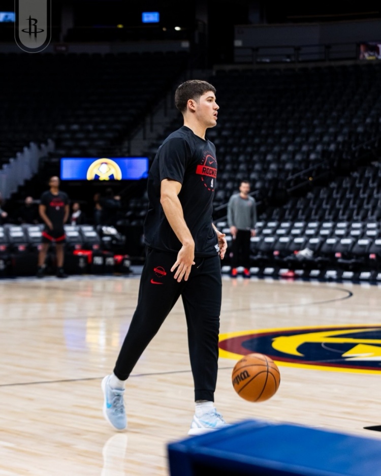 火箭队战胜了萨克拉门托国王队，申京砍下了个人职业生涯第11次三双数据，而谢泼德成