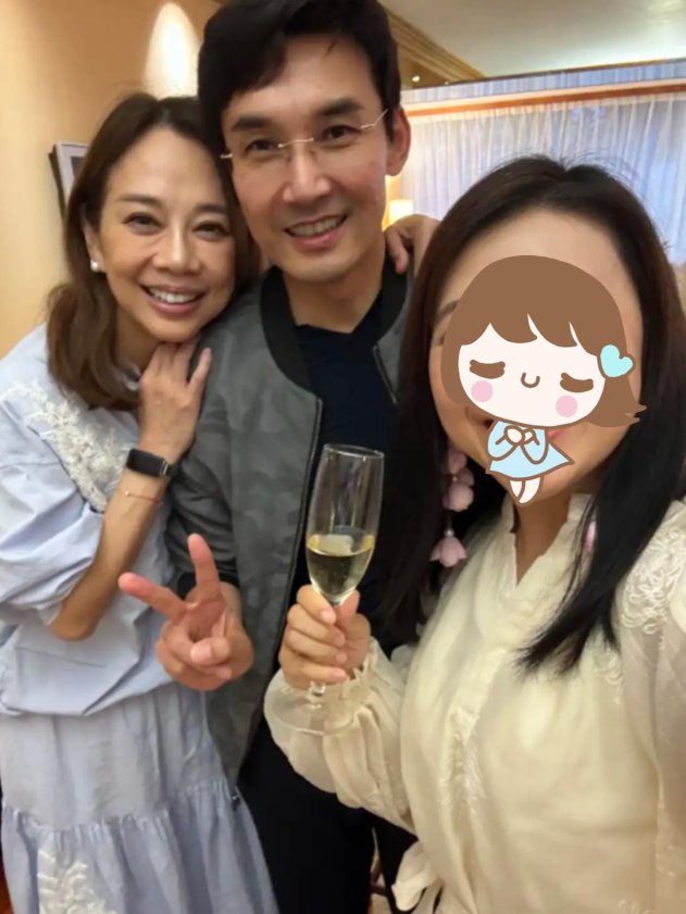 有好友分享出与陈松伶张铎夫妇聚餐动态。曝光的三人合照中，55岁的陈松伶再次成为大