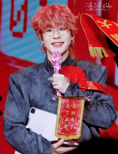 看到这么多熟悉的面孔为他庆生，觉得好温馨。好的音乐和真诚的人，总能吸引到同类。 