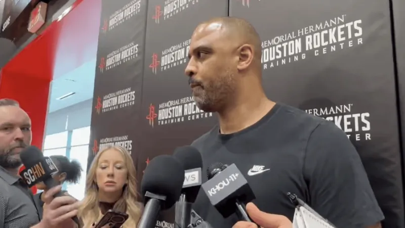 火箭主帅乌度卡在谈到自己对阿尔佩伦-申京执教方式较为严厉，以及申京接受批评的能力