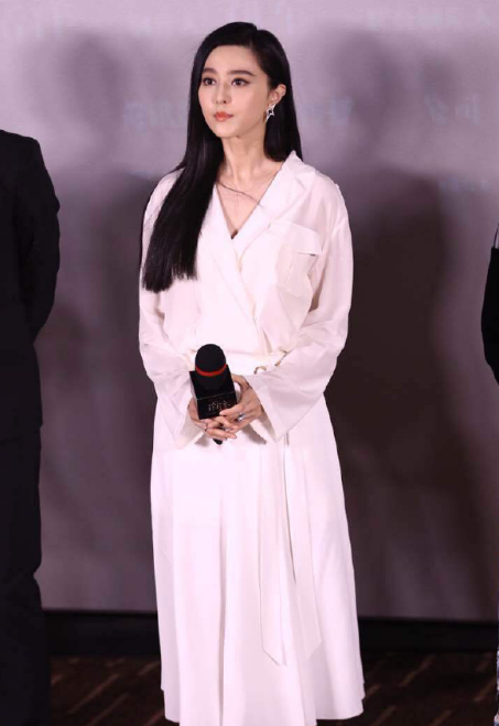 度以为是穿了个浴袍上场，其实不然