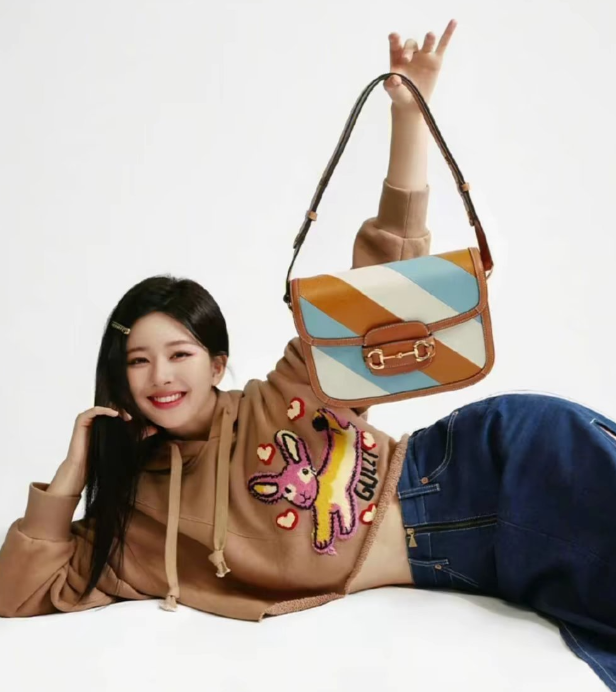 找不到伞，那就陪你一起等雨停