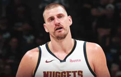 NBA季后赛后，约基奇接受了采访，谈到自己投篮低效。
“他们又高又壮，臂展惊人—