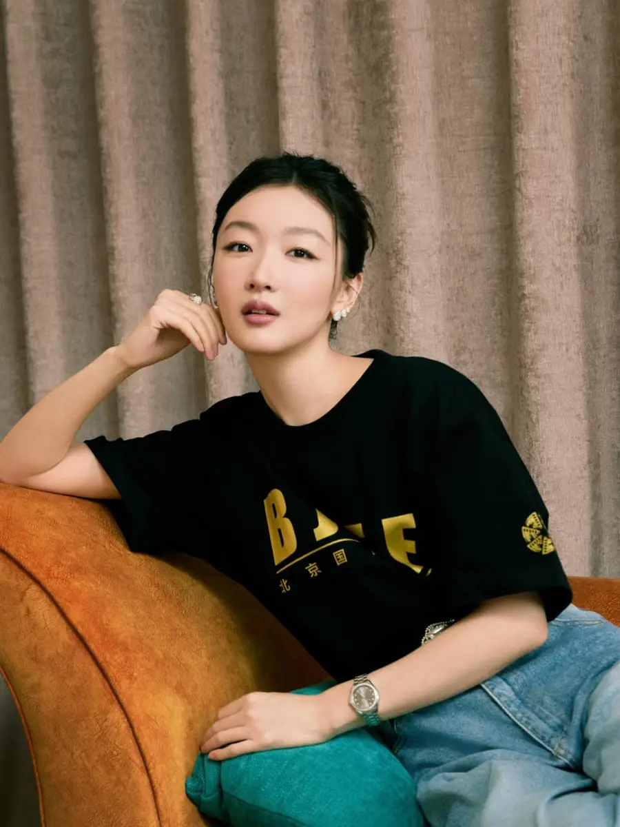 周冬雨黑T恤配牛仔裤造型清爽 笑容治愈亲和力拉满