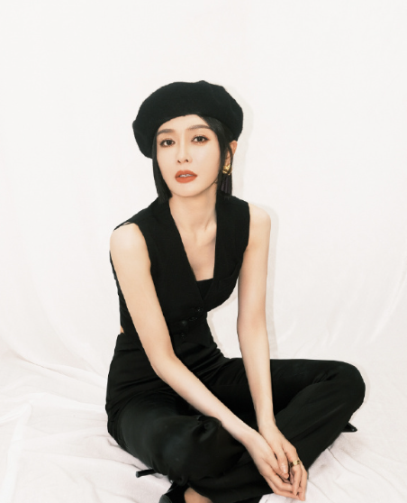 秦岚黑色穿搭酷感写真来了