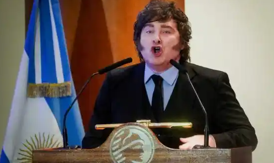 2026世界杯决赛还没踢，场外先爆出了个比战术对位还有意思的反差。
西班牙首相桑