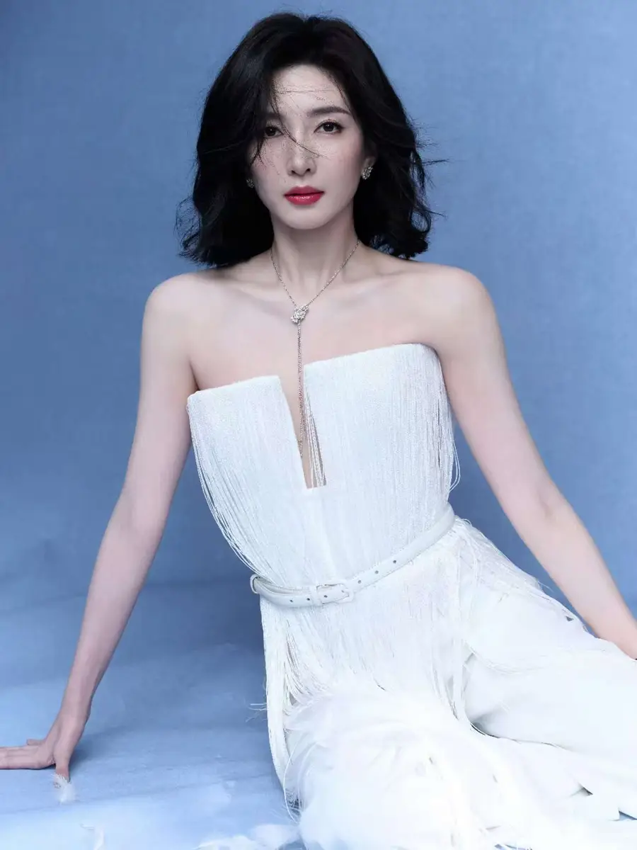 江疏影穿抹胸流苏裙清冷贵气 直角肩天鹅颈尽显优雅