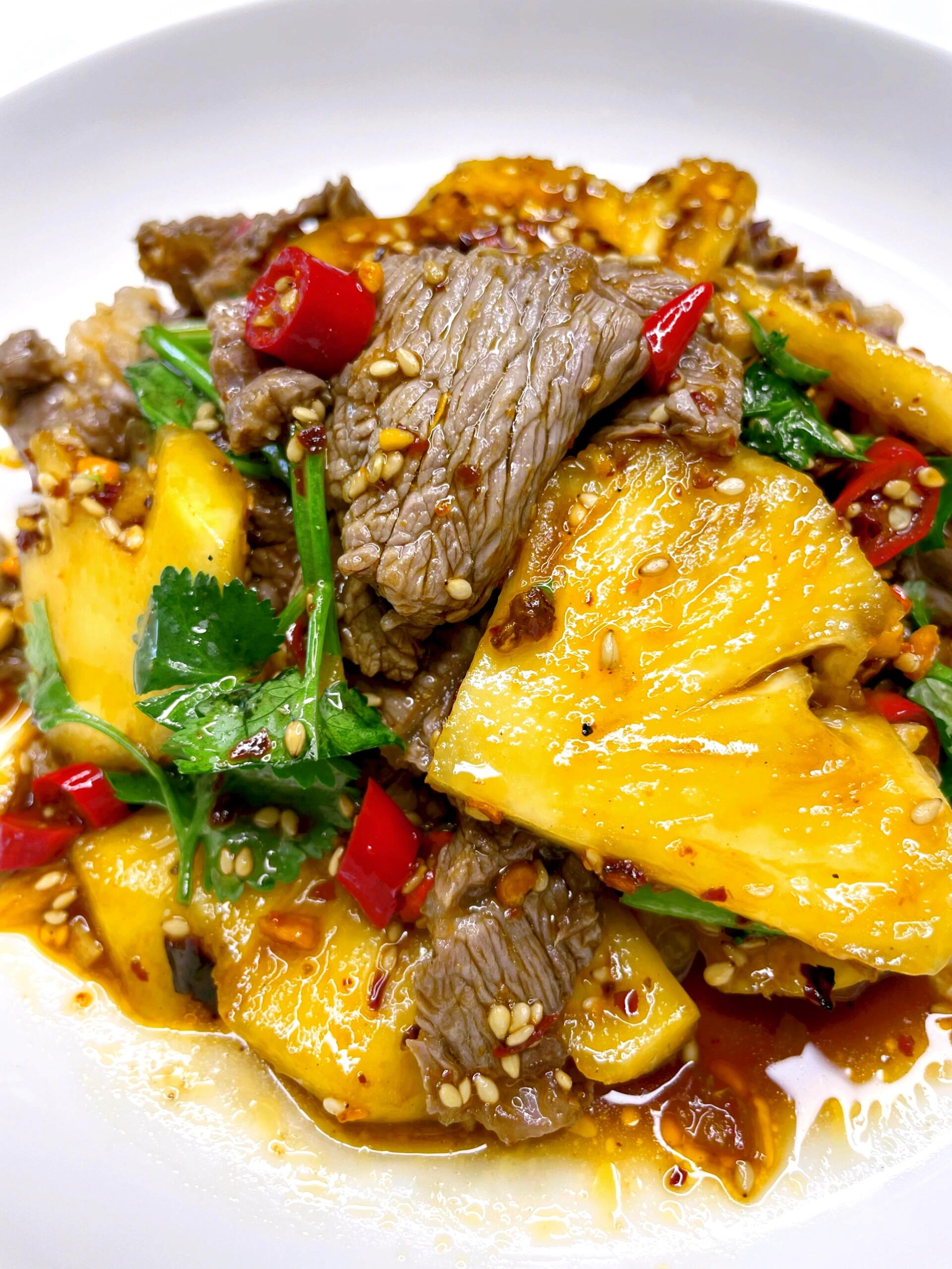 菠萝拌牛肉✨酸辣开胃，一口就上头！
强烈推荐大家试试菠萝拌牛肉，真的被这个神仙搭