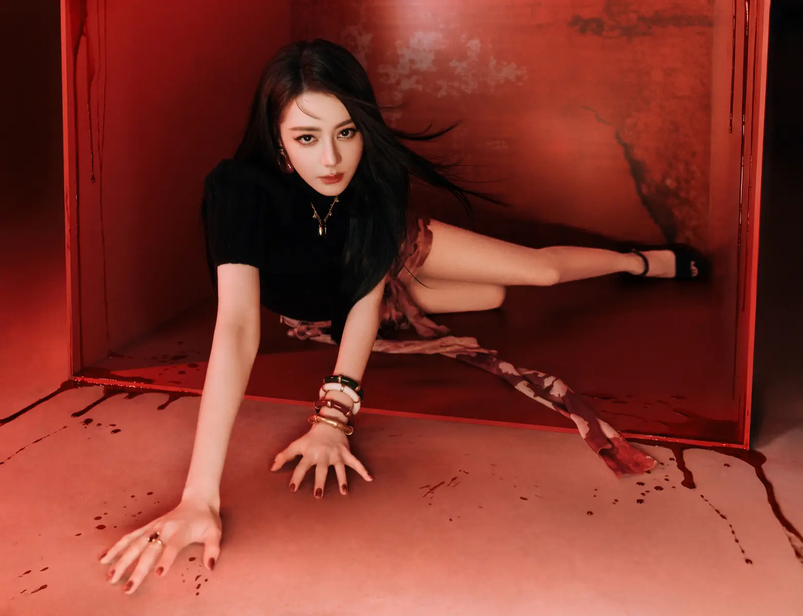 迪丽热巴最新大片性感又狂野！化身血腥美人秀白皙大长腿