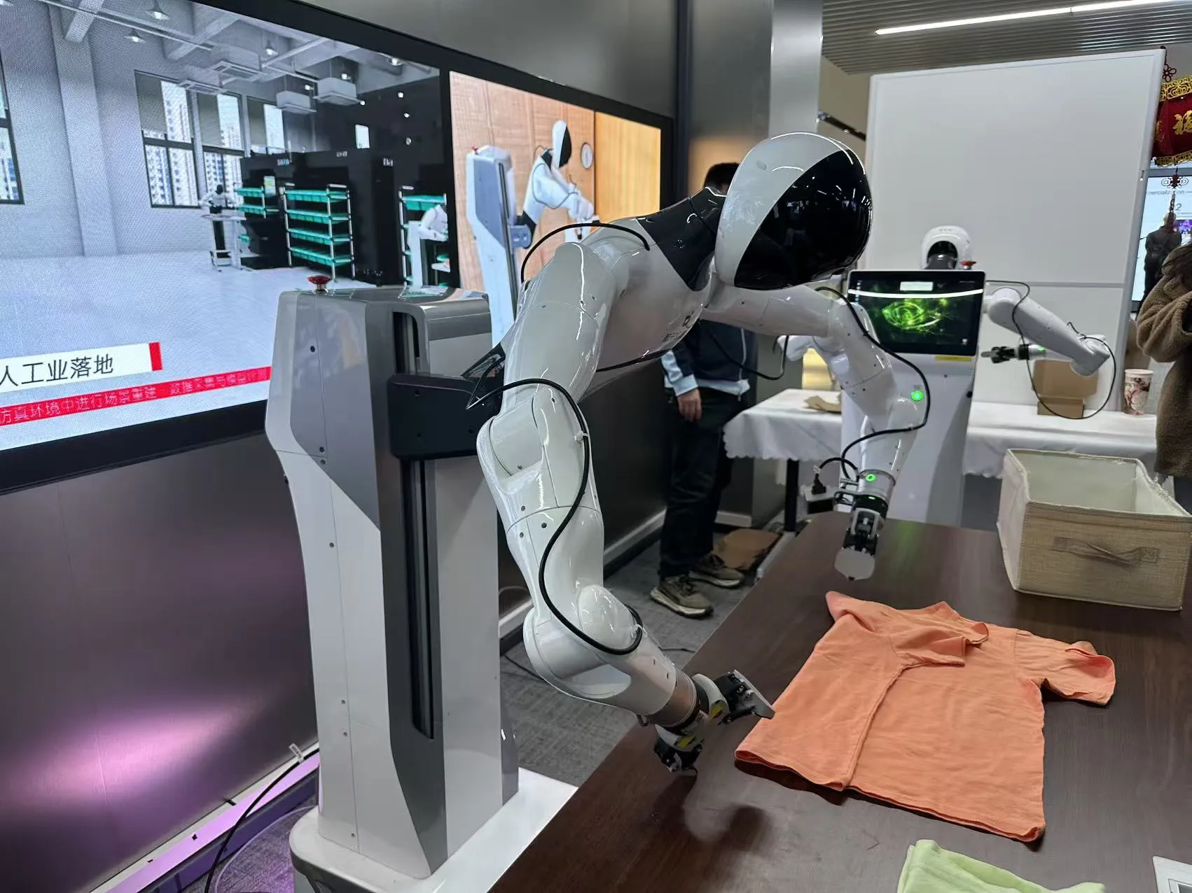 智元机器人叩开应用大门：从“陪聊”到“上岗”，上海如何打造具身智能创新高地？