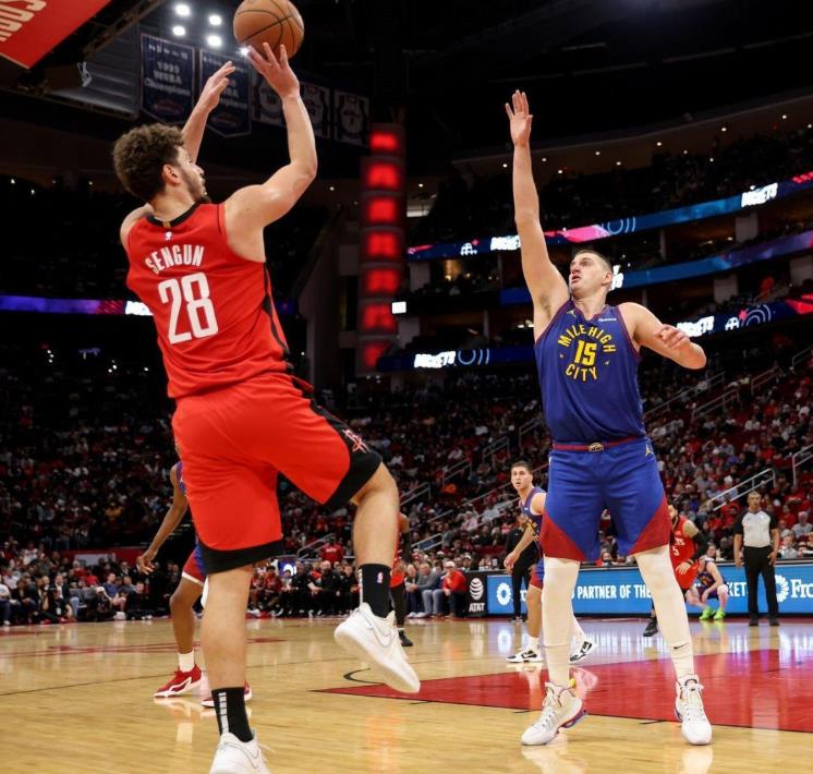 申京前一场对阵灰熊队表现不错，34分钟17投15中，全场砍下了33分、6助攻，外