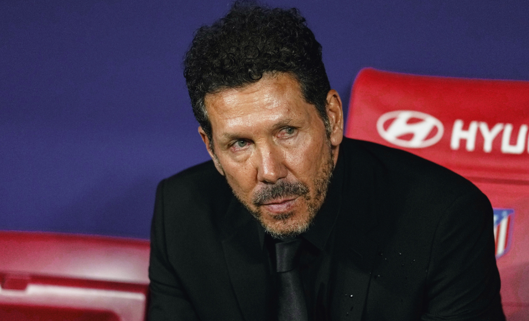 马竞主教练西蒙尼如此落寞与伤感，看到别人捧杯心都碎了！国王杯丢冠，欧冠冠军难道又