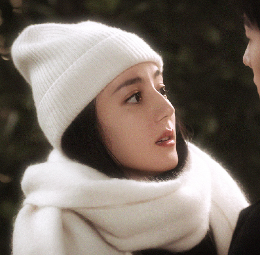 脆弱的时刻人人都有，活在当代的环境中，经常脆弱，偶尔开朗