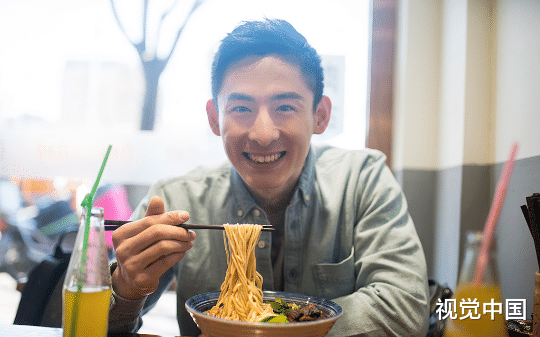 30元/碗的牛肉面居然没肉，这个保安生日夜受辱后反手给出好评，三天后面馆倒闭了