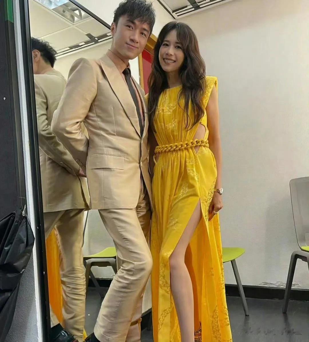 古巨基与莫文蔚合照，莫文蔚这腿不愧是上保险的，被保险公司估价3000万。