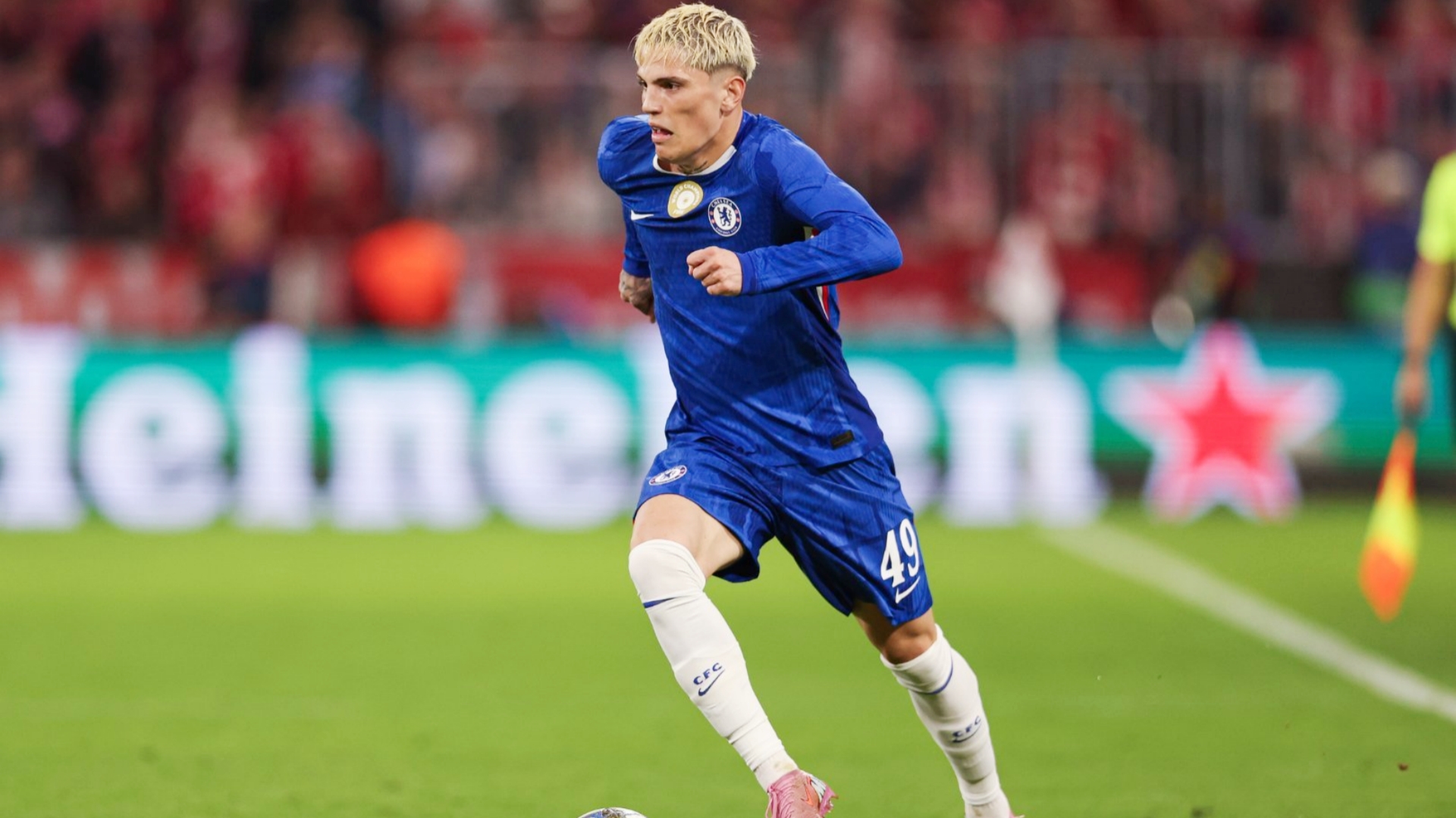 切尔西对加纳乔的表现感到担忧，他在场上从未全心投入。
他需要尽快证明自己，否则将