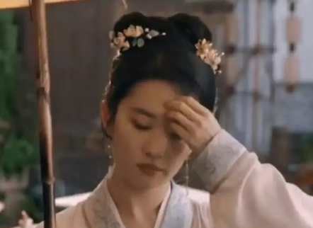 刘亦菲在剧中到底在挠什么？每一部剧都这样，不管古装还是现代