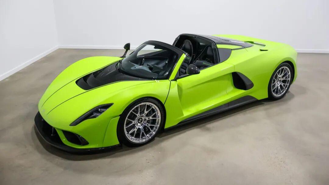 一辆仅行驶了1000公里的轩尼诗Venom F5超跑，竞拍价已经突破200万美元