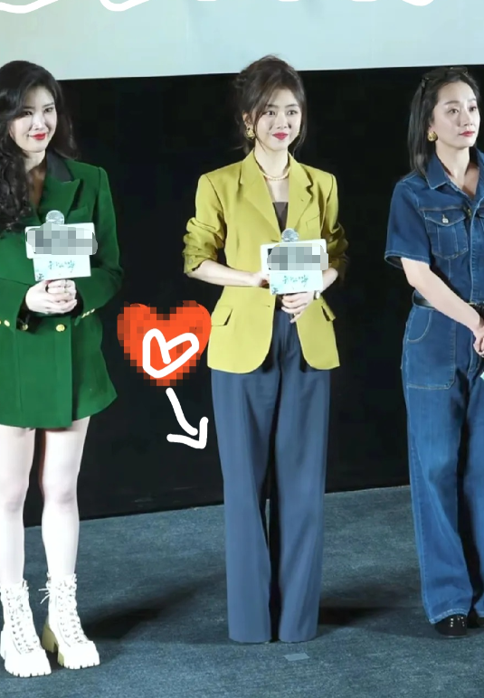 奚望，谭松韵，董晴她们三个同框，有人一直盯着谭松韵的裤子看，这是为什么呢……
