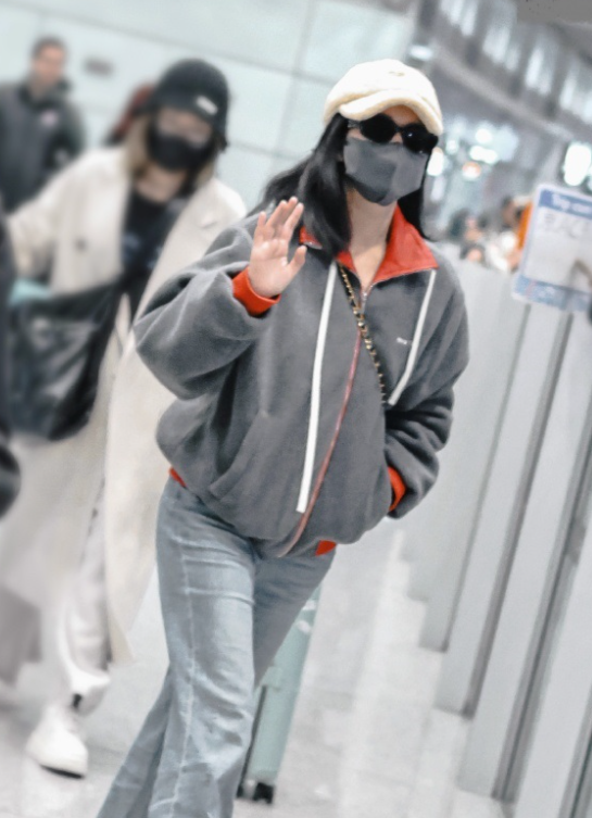 陈妍希现身北京机场
她这次穿了一身灰色的衣服，看起来很有高级感
陈妍希上身穿深灰