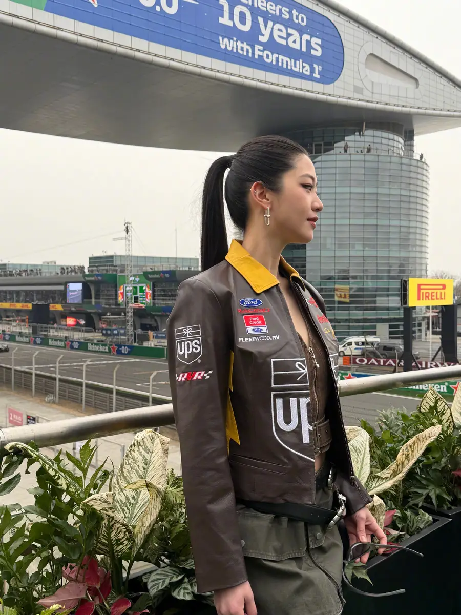 向涵之穿皮夹克配窄框墨镜随性不羁 梳高马尾显酷飒利落