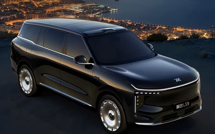 全线控转向+三电机技术，智己LS9HYPER将于4月发布并正式上市
智己LS9 