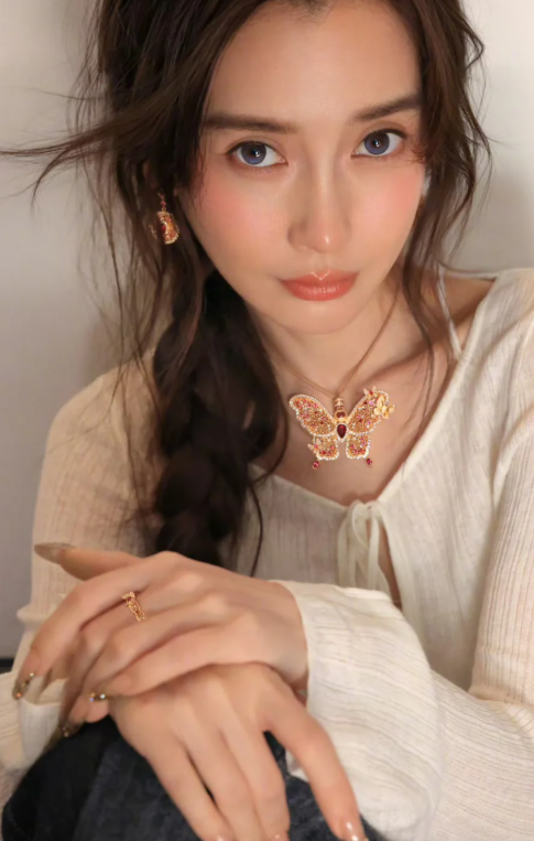 angelababy在社交平台晒出一组动态
不得不说，angelababy侧脸也