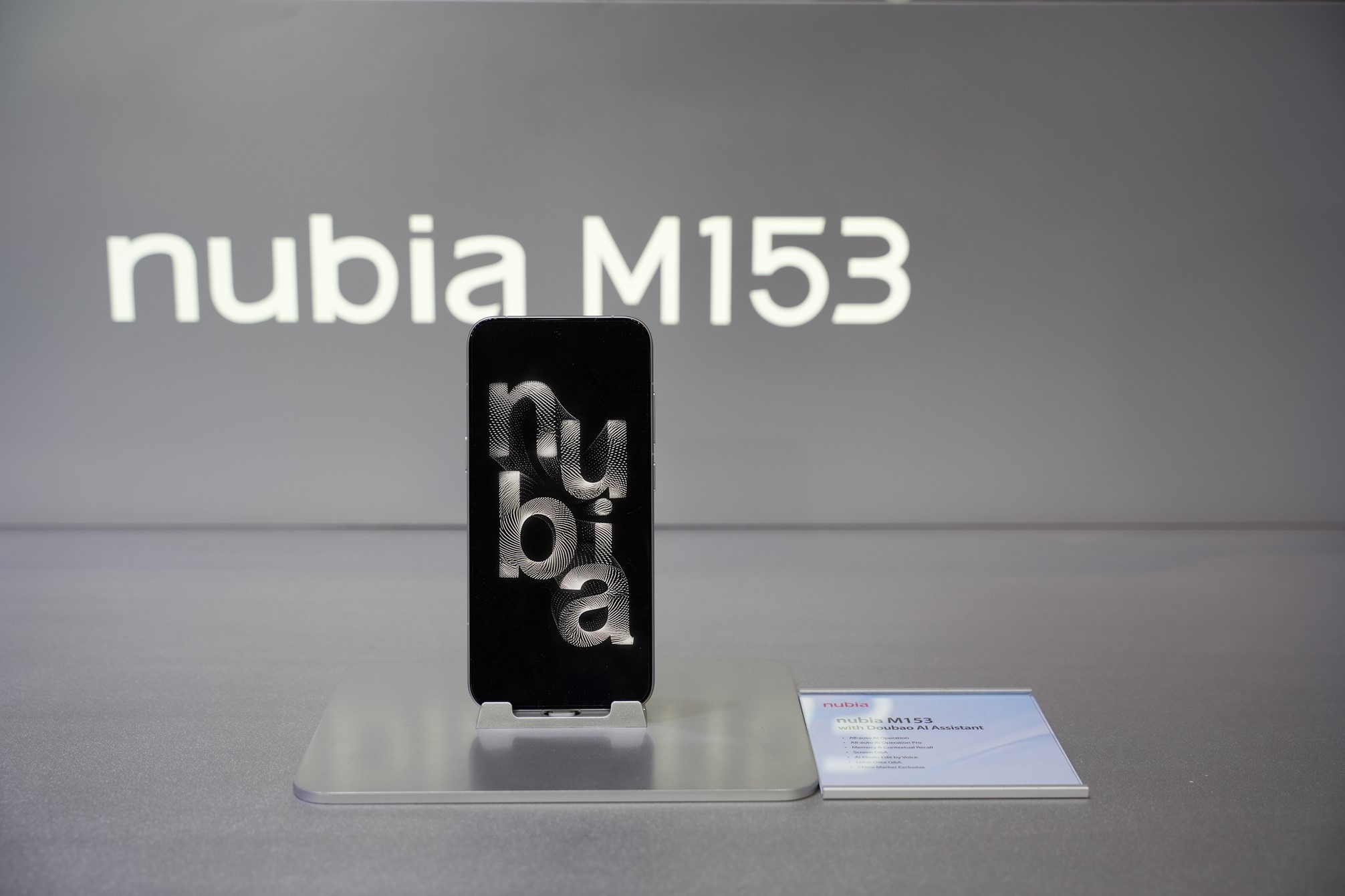 在今年的世界移动通信大会上，携全场景AI终端亮相的中兴赚足了大家的吸引度。

从