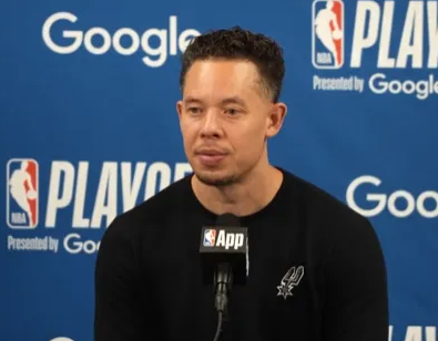 NBA季后赛后，马刺主教练米奇-约翰逊接受了记者采访，谈到了对手开拓者。
“感觉