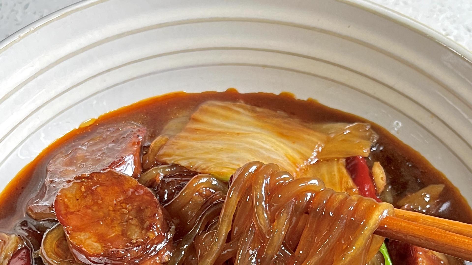东北人私藏硬菜！猪肉肠炖粉条，猪肉肠裹满酱汁，粉条Q弹，拌米饭绝了。