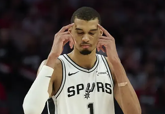 NBA季后赛，马刺对阵森林狼的比赛正在进行中。
文班亚马半场出战18分钟，投篮9
