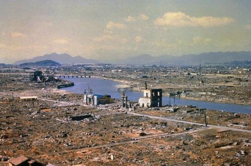 1945 年 8 月 6 日原子弹爆炸后的广岛